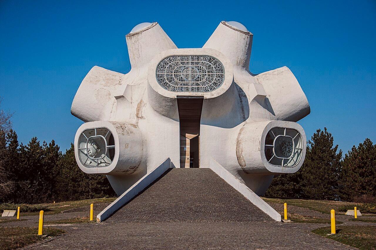 White sculptural Makedonium memorial in Kruševo